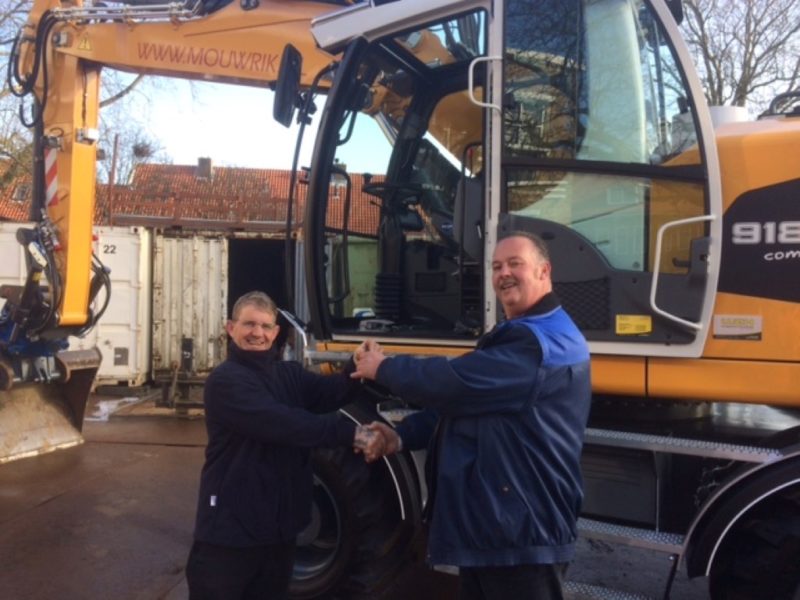 De 2e Liebherr A918 compact is afgeleverd